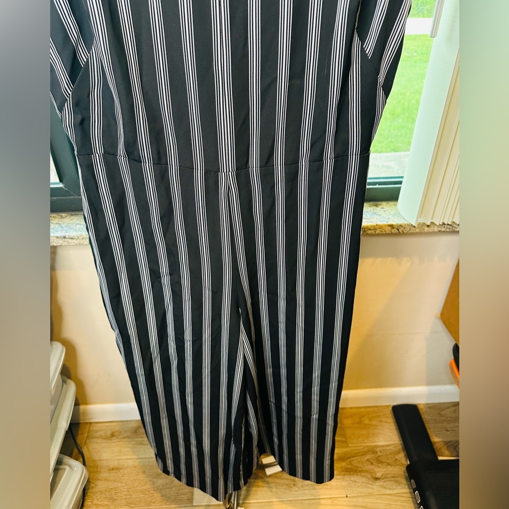 DKNY Cropped Striped Black and White Sleeveless V-Neck Jumpsuit Nautical SZ 10 - Picture 4 of 6